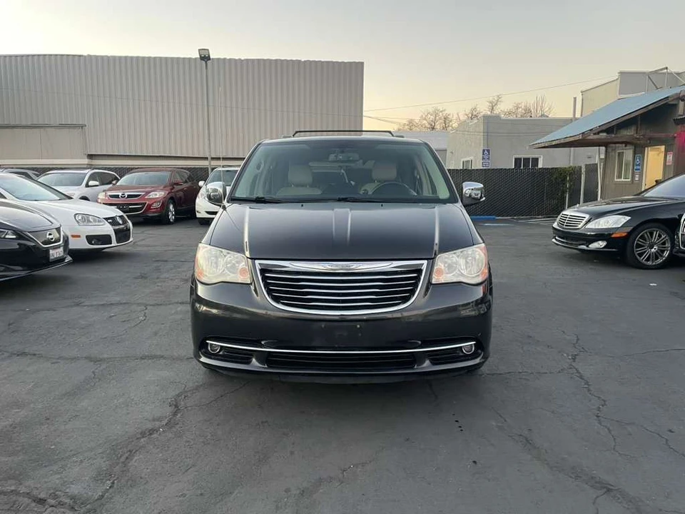 2012 Chrysler Town & Country - Image 2 of 17