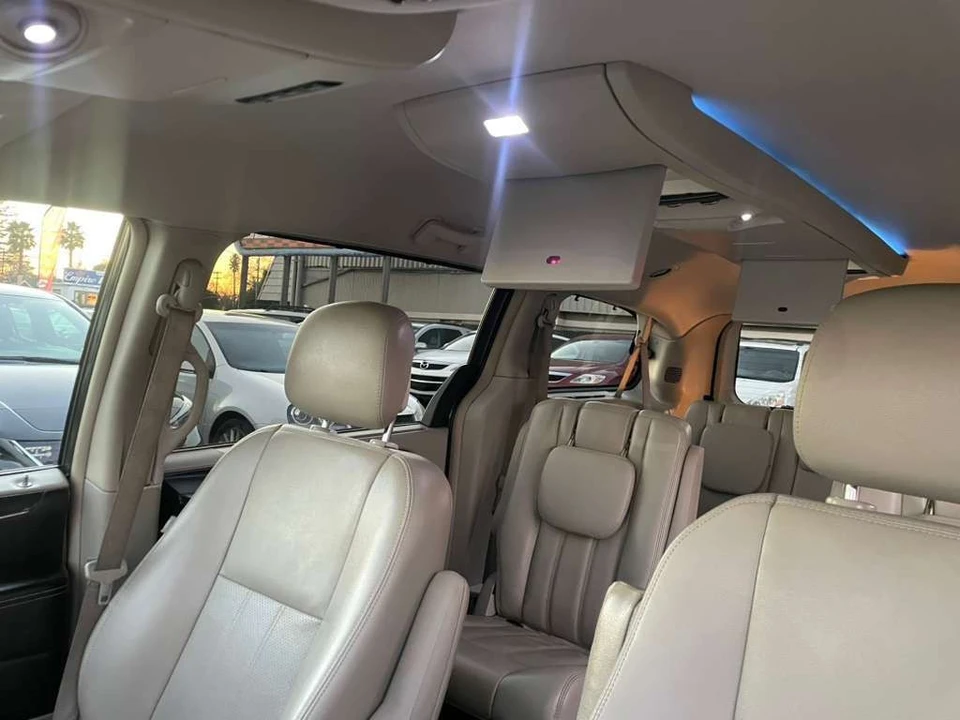 2012 Chrysler Town & Country - Image 11 of 17