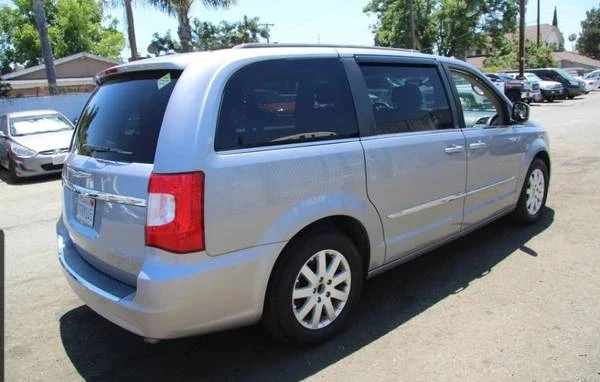 2012 Chrysler Town & Country - Image 2 of 12
