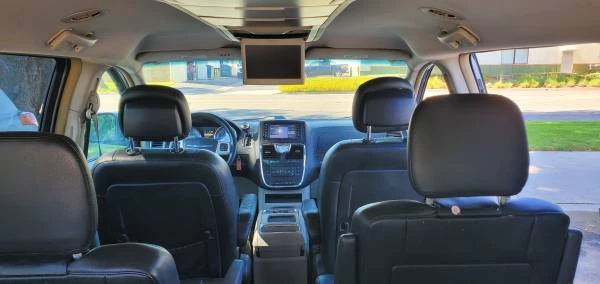 2012 Chrysler Town & Country - Image 4 of 12
