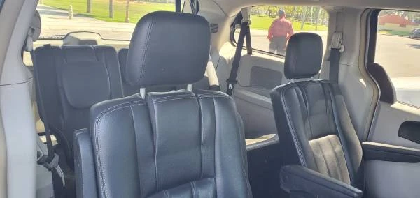 2012 Chrysler Town & Country - Image 6 of 12
