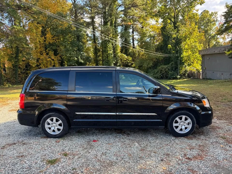 2012 Chrysler Town & Country - Image 2 of 11