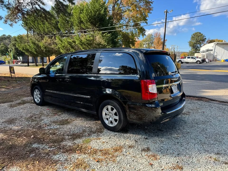 2012 Chrysler Town & Country - Image 4 of 11