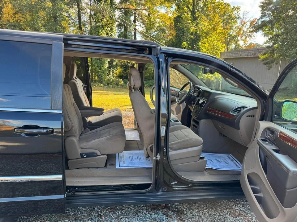 2012 Chrysler Town & Country - Image 8 of 12