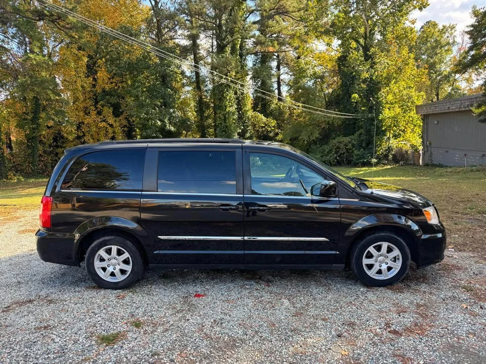 2012 Chrysler Town & Country - Image 2 of 12