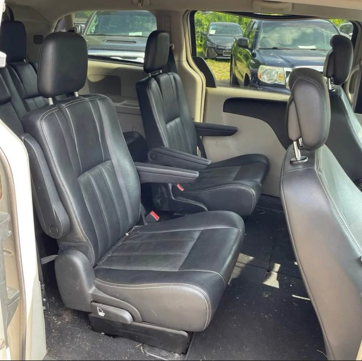 2012 Chrysler Town & Country - Image 8 of 11