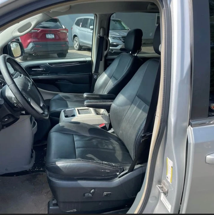 2012 Chrysler Town & Country - Image 6 of 11
