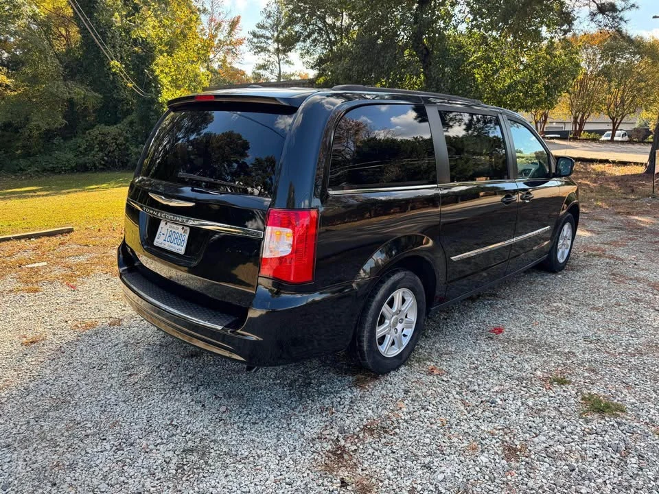 2012 Chrysler Town & Country - Image 4 of 12