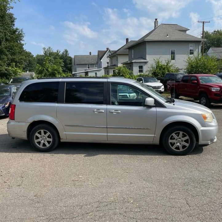 2012 Chrysler Town & Country - Image 3 of 11