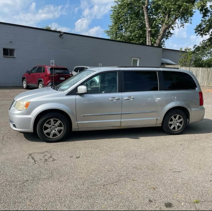 2012 Chrysler Town & Country - Image 5 of 11