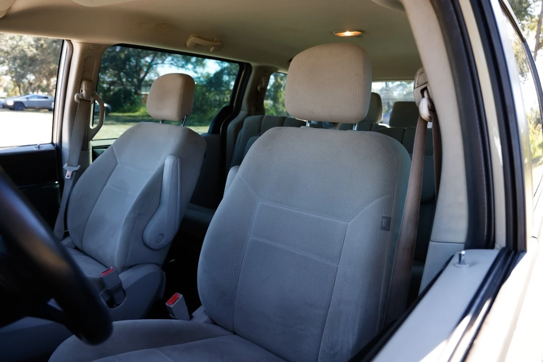 2012 Dodge Caravan - Image 6 of 12