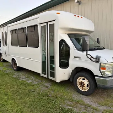 2012 Ford E450 Super Duty Cutaway Shuttle Bus