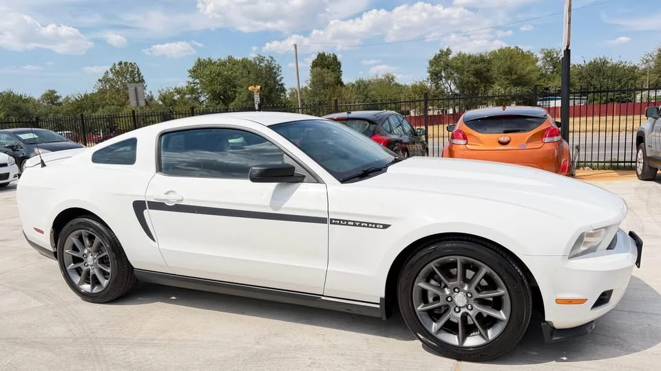 2012 Ford S197 Mustang - Image 2 of 9