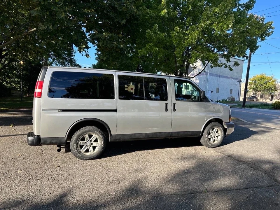 2012 GMC Savana - Image 6 of 10