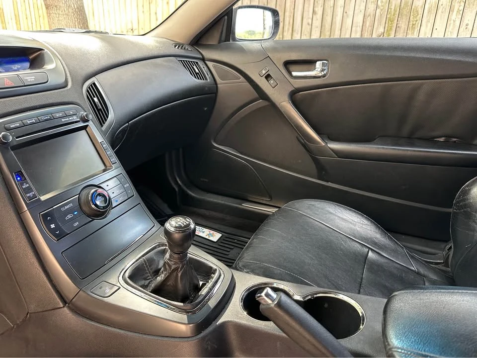 2012 Hyundai Genesis Coupe - Image 16 of 17