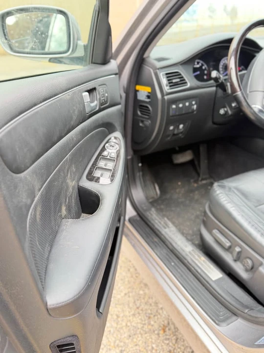 2012 Hyundai Genesis - Image 11 of 20