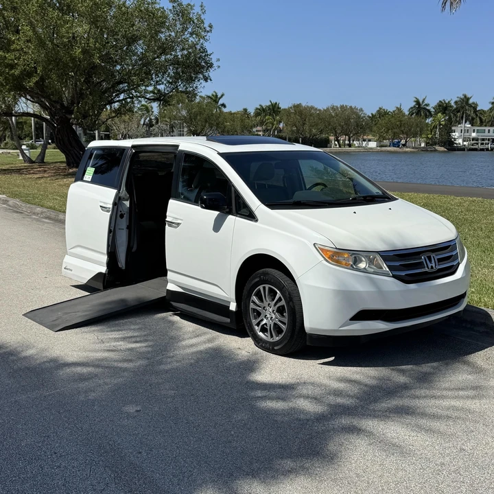2012 Honda Odyssey - Image 2 of 12