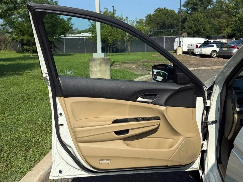2012 Honda Accord 8th Gen - Image 9 of 12