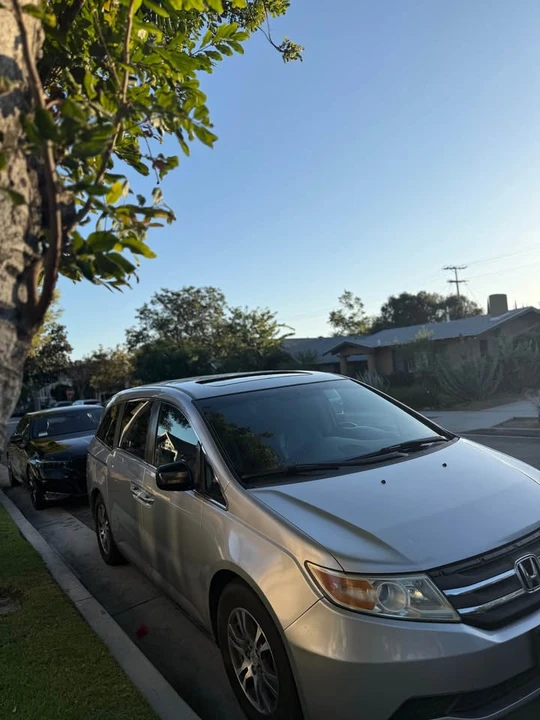 2012 Honda Odyssey - Image 2 of 17