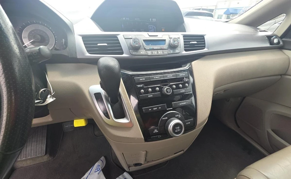 2012 Honda Odyssey - Image 11 of 16