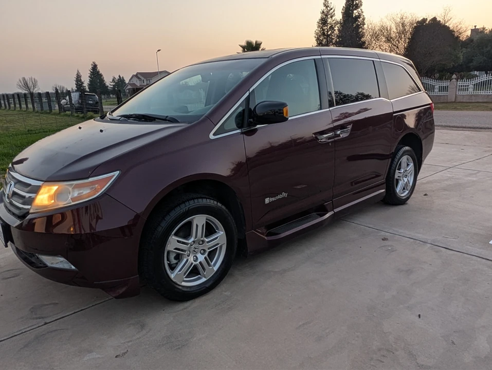 2012 Honda Odyssey - Image 2 of 13