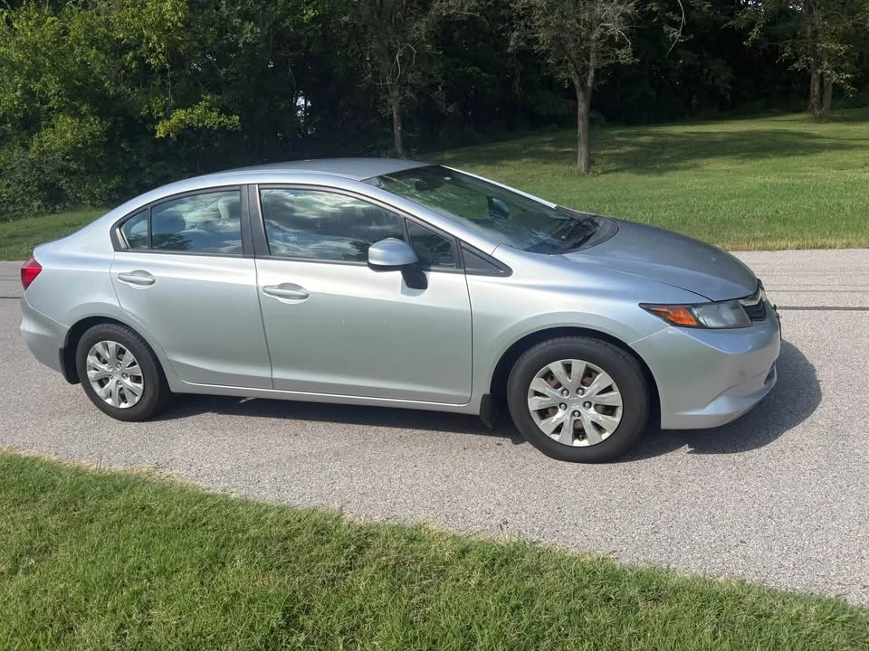 2012 Honda Civic 9th Gen - Image 2 of 7