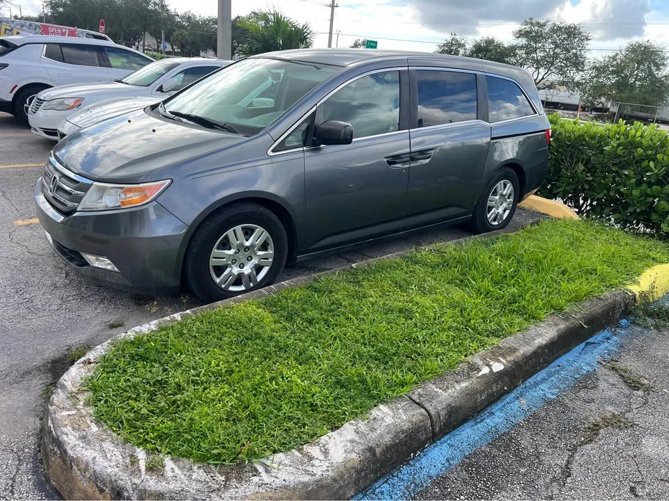 2012 Honda Odyssey - Image 3 of 11