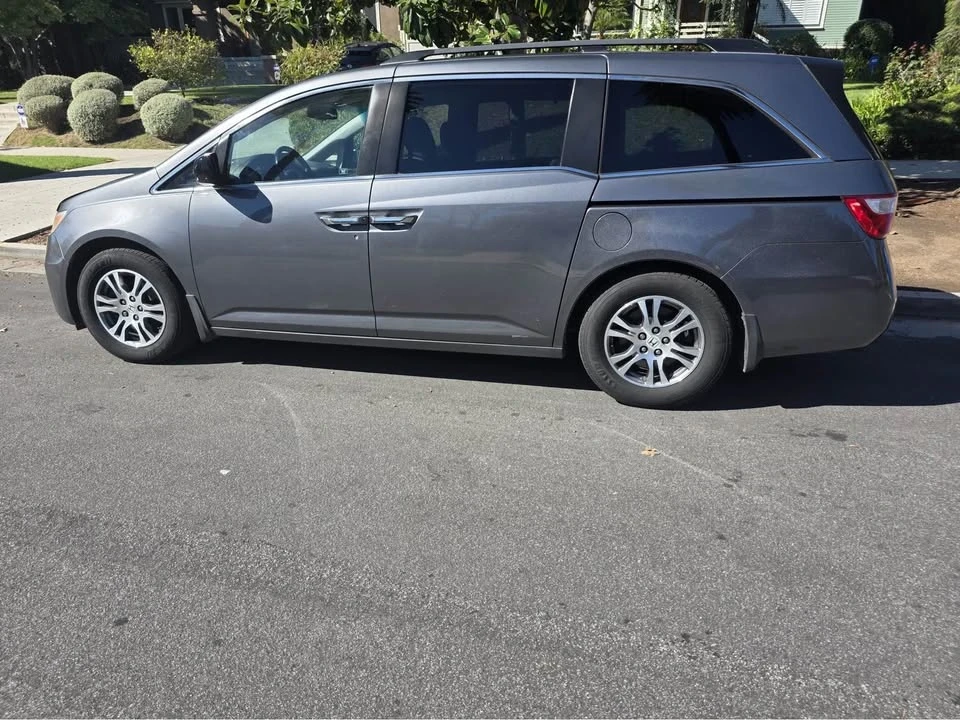 2012 Honda Odyssey - Image 2 of 11
