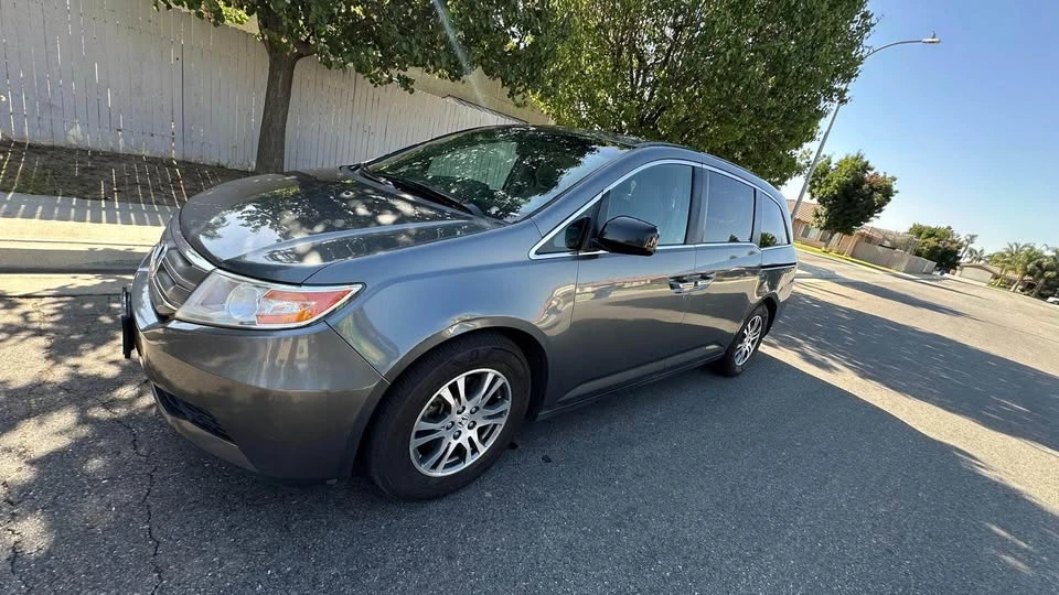 2012 Honda Odyssey - Image 2 of 11