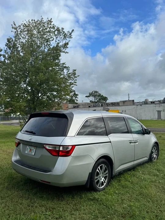 2012 Honda Odyssey - Image 2 of 11