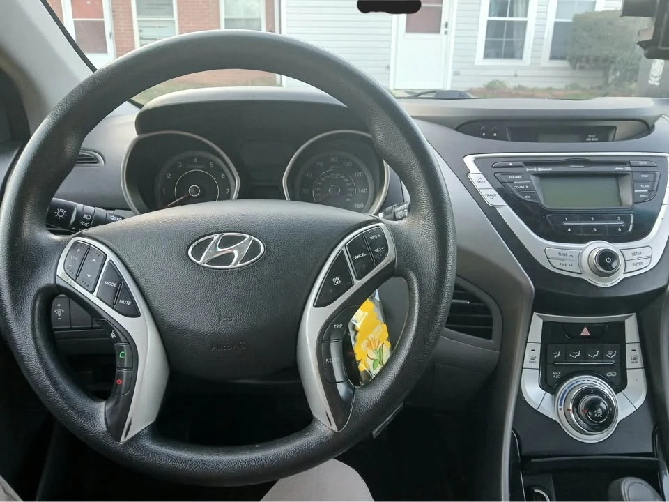2012 Hyundai Elantra - Image 4 of 7
