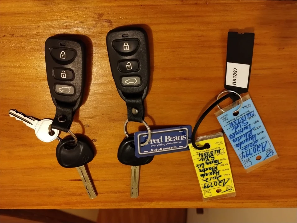 2012 Hyundai Elantra - Image 10 of 16