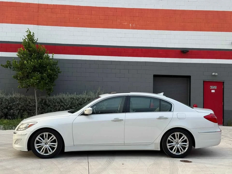 2012 Hyundai Genesis - Image 2 of 5