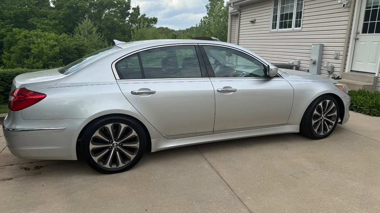 2012 Hyundai Genesis - Image 2 of 31
