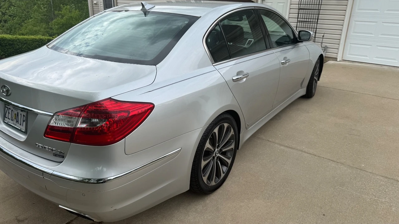 2012 Hyundai Genesis - Image 3 of 31