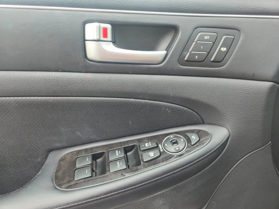2012 Hyundai Genesis - Image 8 of 10