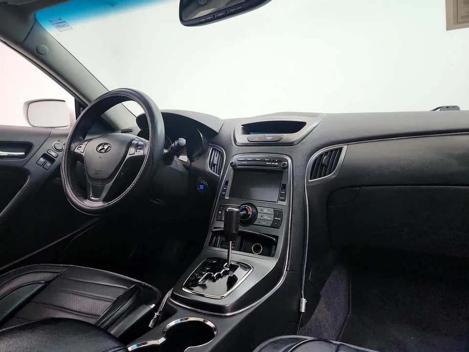2012 Hyundai Genesis Coupe - Image 23 of 31