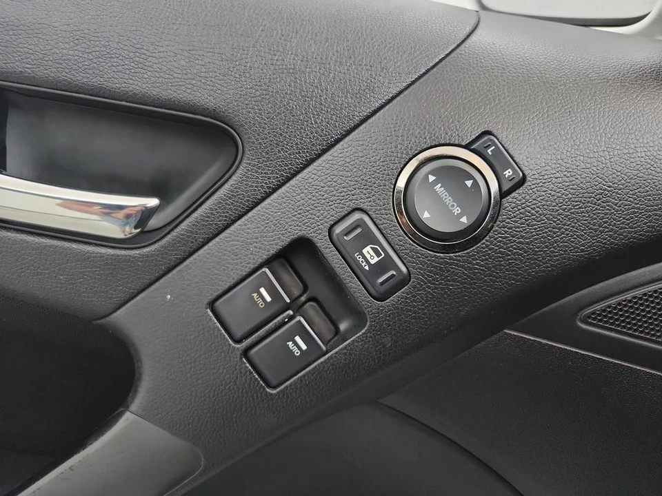2012 Hyundai Genesis Coupe - Image 20 of 31