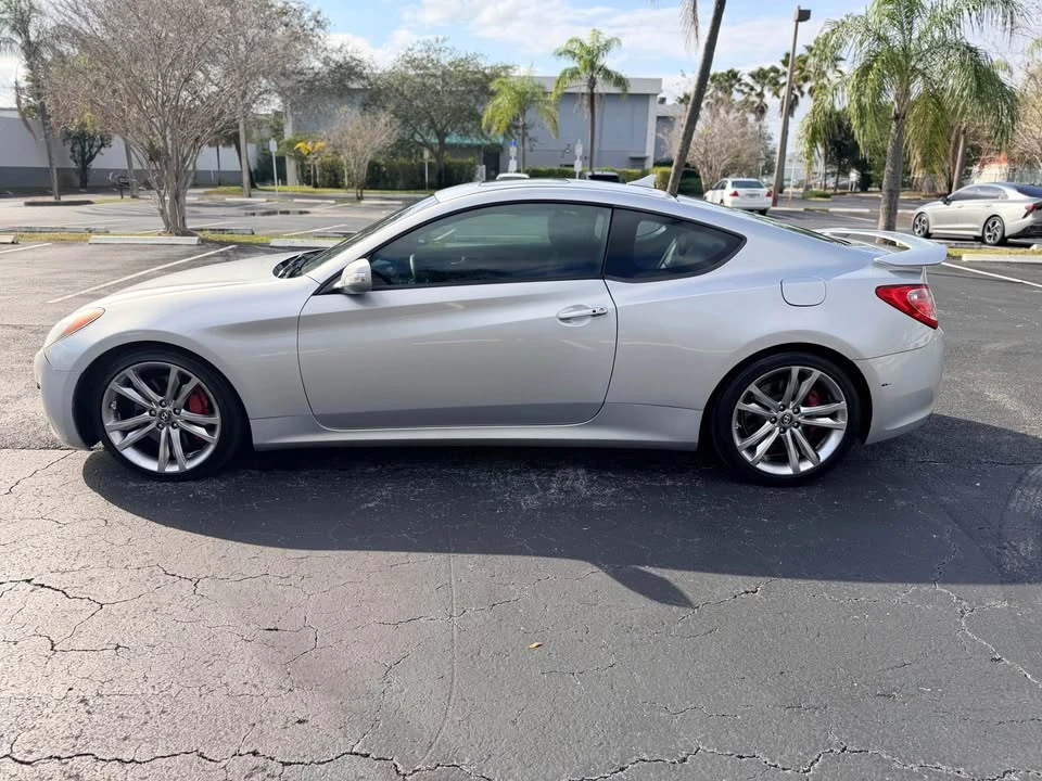 2012 Hyundai Genesis Coupe - Image 16 of 17