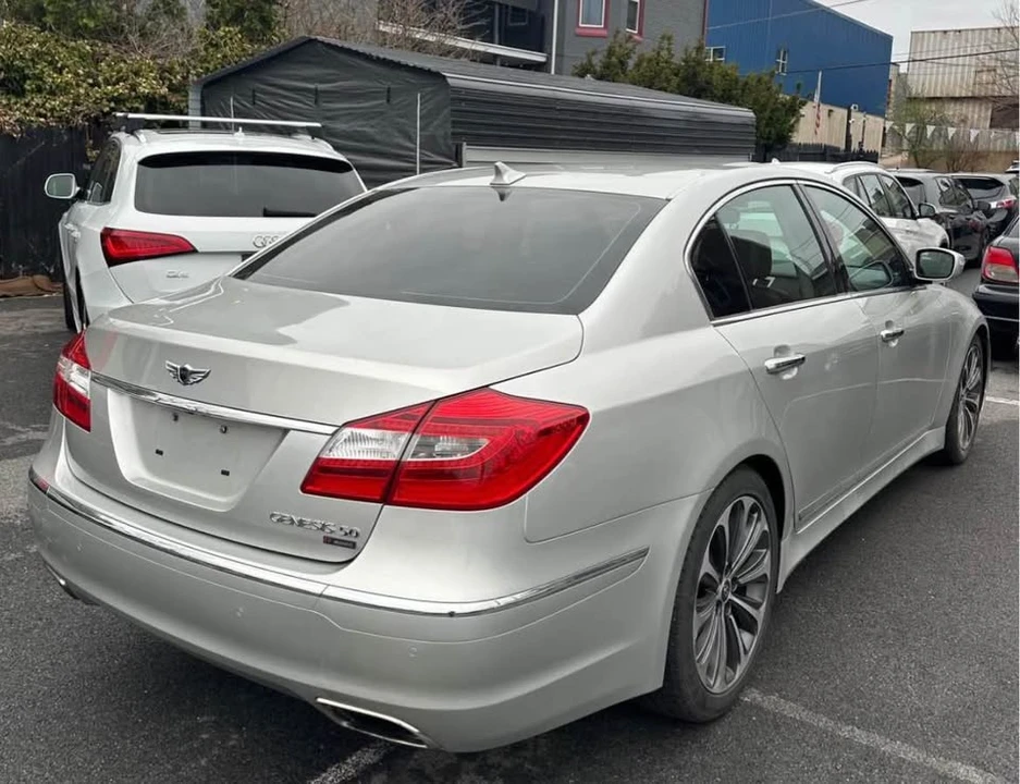 2012 Hyundai Genesis - Image 6 of 8