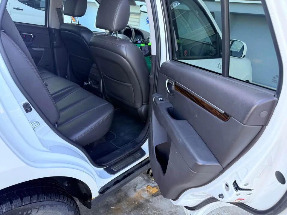 2012 Hyundai Santa Fe - Image 16 of 20
