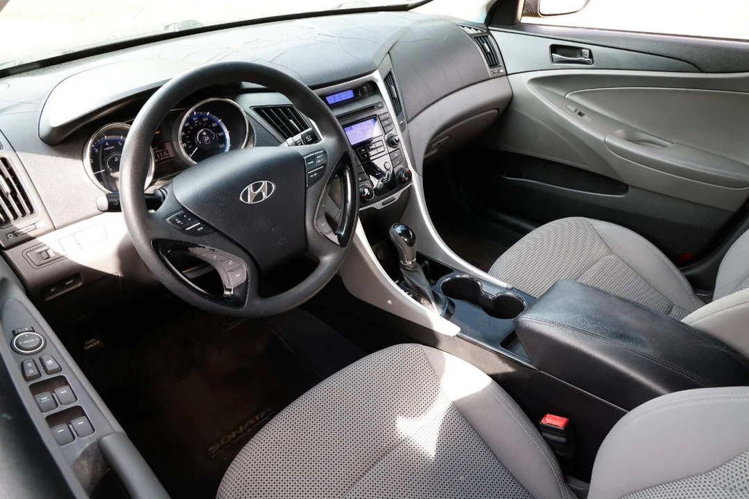 2012 Hyundai Sonata - Image 4 of 12