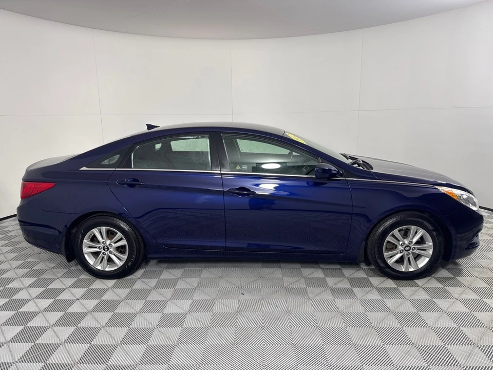 2012 Hyundai Sonata - Image 4 of 12