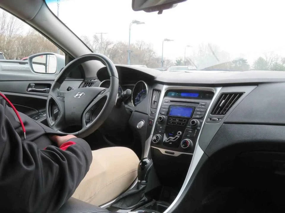 2012 Hyundai Sonata - Image 2 of 3