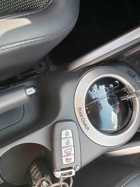 2012 Hyundai Veloster - Image 2 of 18