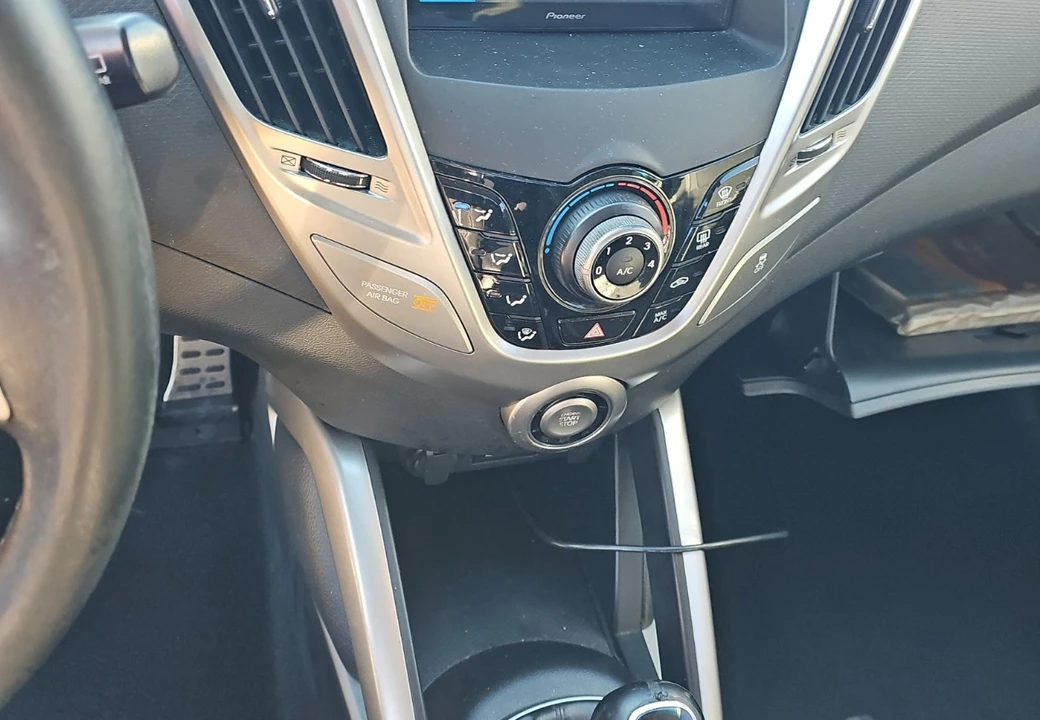 2012 Hyundai Veloster - Image 11 of 18