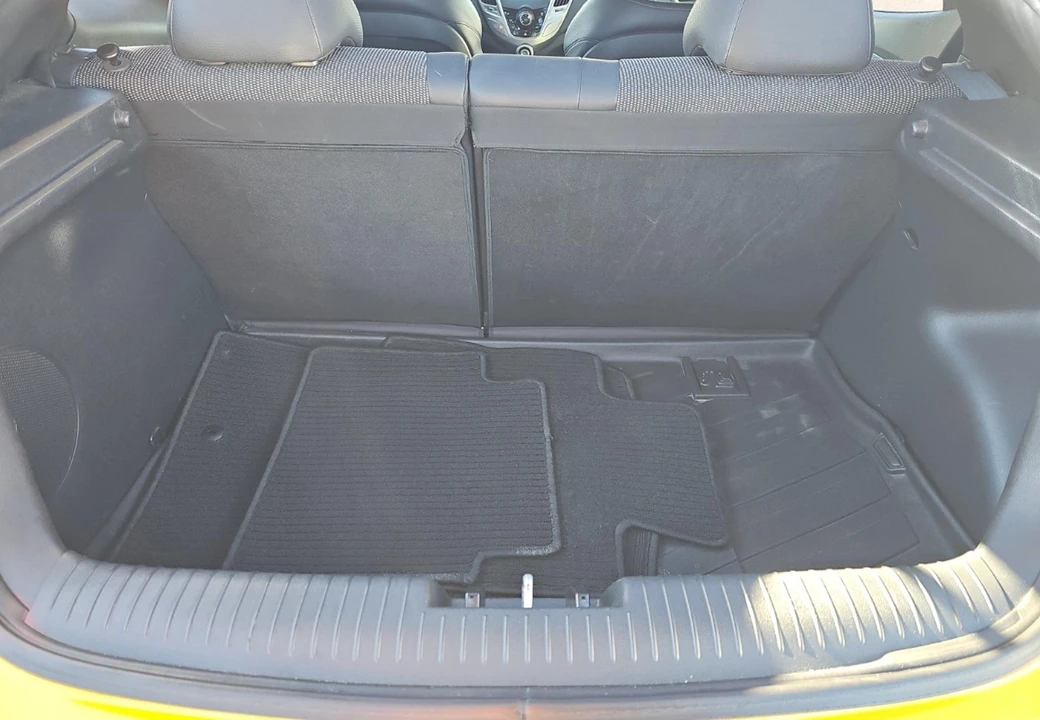 2012 Hyundai Veloster - Image 17 of 18