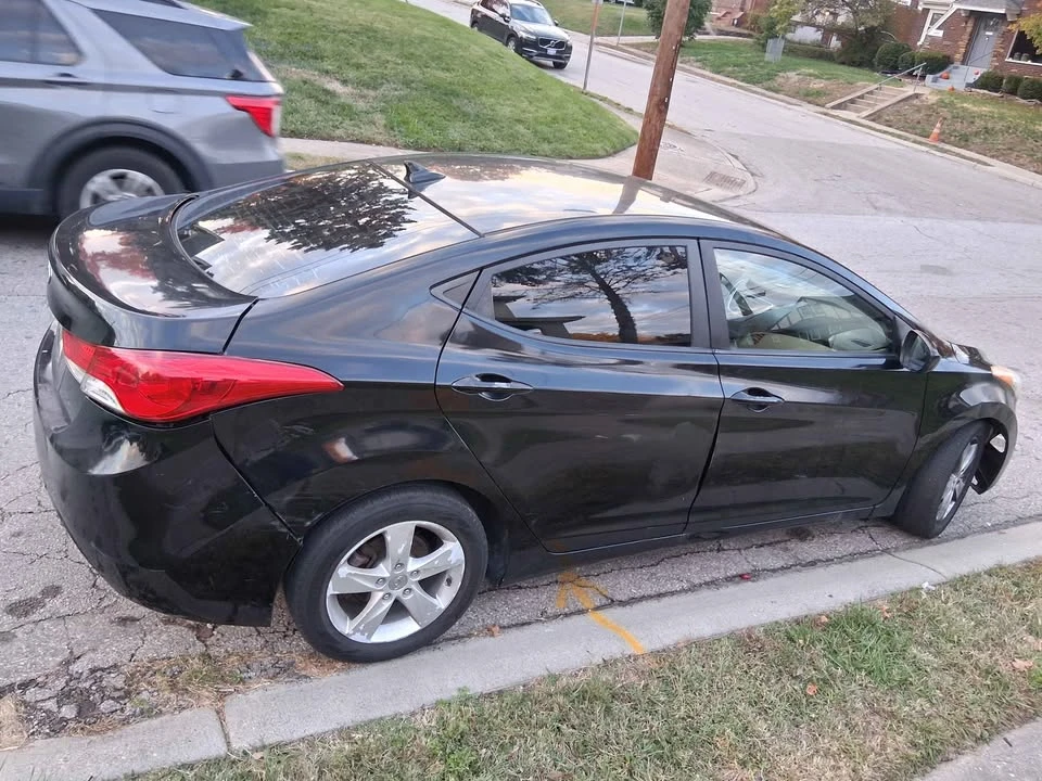 2012 Hyundai Elantra - Image 8 of 17