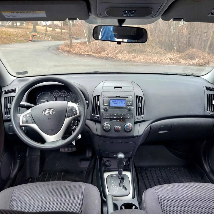 2012 Hyundai Elantra - Image 13 of 17