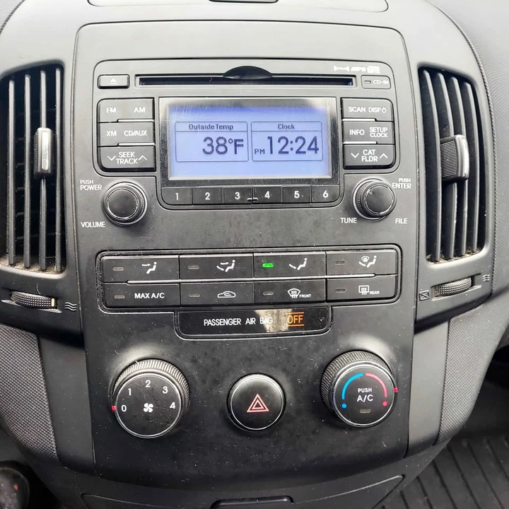 2012 Hyundai Elantra - Image 16 of 17